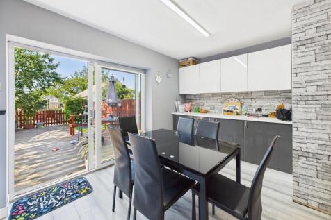 Dining room: