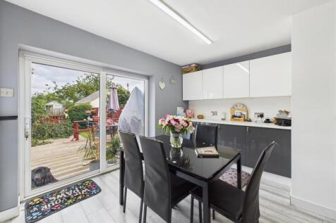 Dining room:
