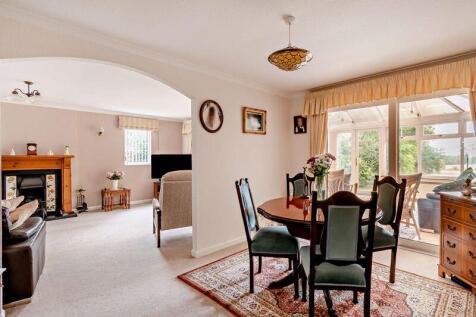 Living Room/Dining Area