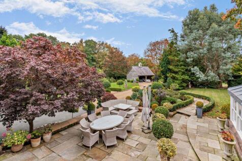 External sitting/dining area