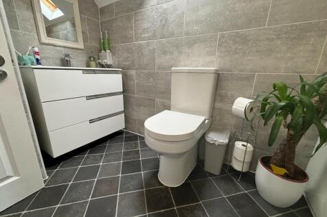 1st Floor Bathroom 