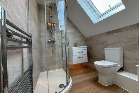 En-suite shower Rm