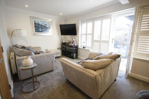 Rear Facing Lounge 