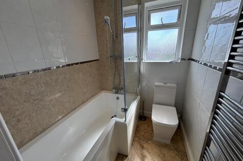 1st Floor Bathroom 