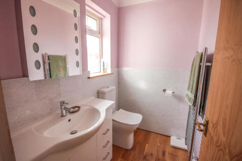 En-Suite Cloaks/WC