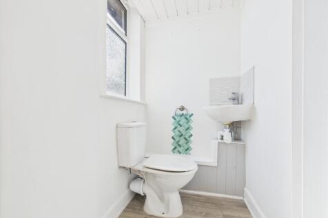 En-Suite Cloaks/WC