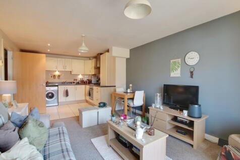 KITCHEN/LIVING ROOM