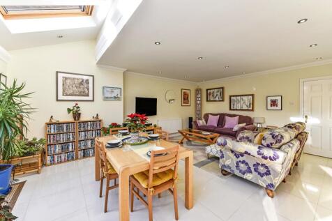 DINING/FAMILY AREA