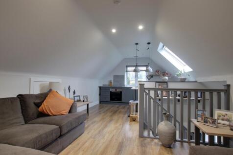 KITCHEN/LIVING ROOM