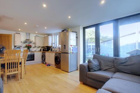 KITCHEN/LIVING ROOM