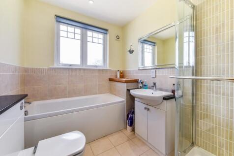 FIRST FLOOR BATHROOM