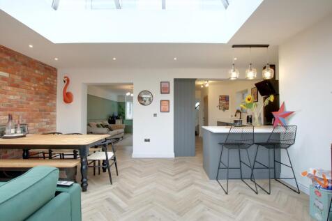 FAMILY DINING ROOM