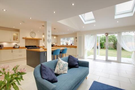 KITCHEN FAMILY ROOM