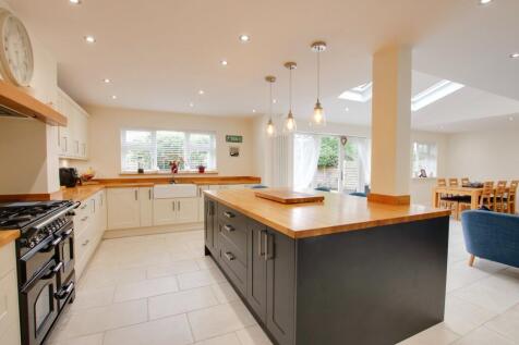 KITCHEN FAMILY ROOM