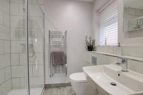 EN SUITE TO BEDROOM FIVE