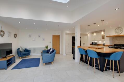 KITCHEN FAMILY ROOM