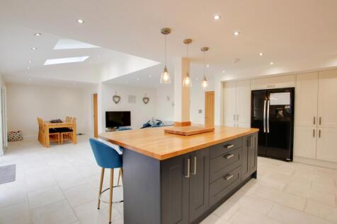 KITCHEN FAMILY ROOM