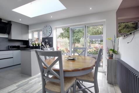 KITCHEN/DINING AREA