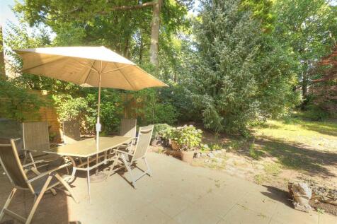 Gordon Road 26 290824 Patio.jpg