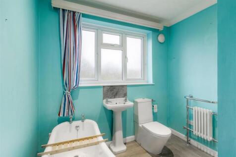 11 Beverley Crescent - Bathroom 001.jpg