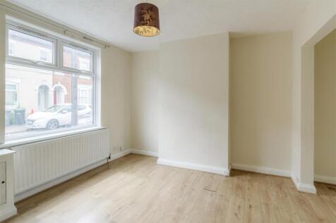 31 Whitworth Road living room.jpg