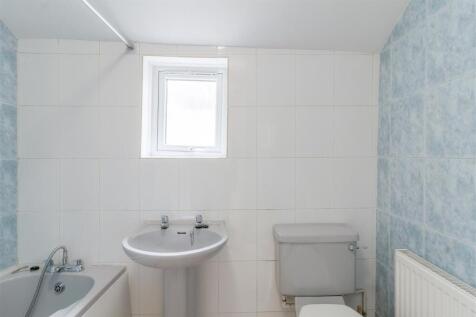 31 Whitworth Road bathroom.jpg