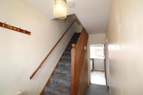 21 hillside road - hallway.JPG