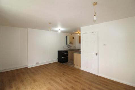 9c Silver Street- Living room 2 .JPG