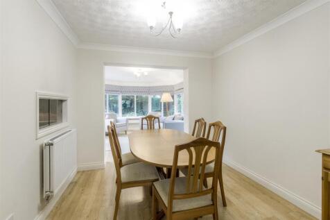 10 The Gardens dining room