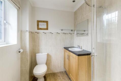 10 The Gardens ensuite
