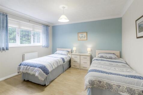 10 The Gardens bedroom 2