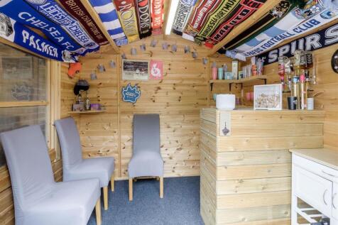 Medway - shed / bar