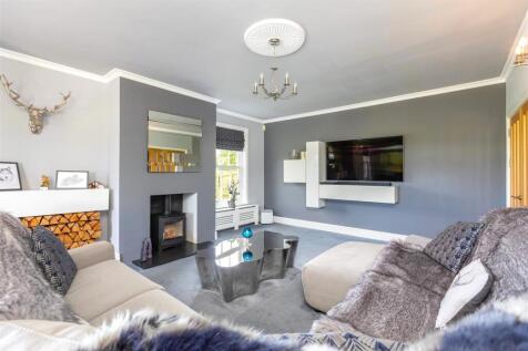 4 - Living Room.jpg