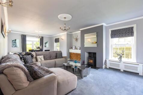 5 - Living Room.jpg