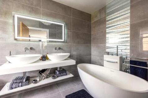 9 - Master Ensuite.jpg