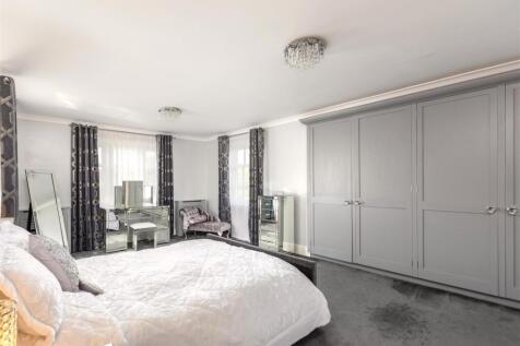 10 - Master Bedroom.jpg