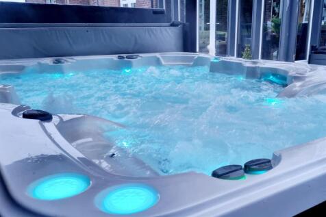 20 - Hot Tub.jpg