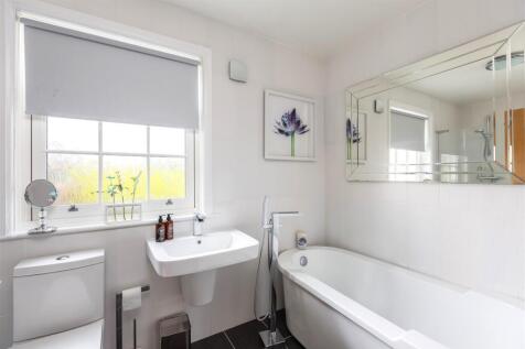 26 - Bathroom.jpg