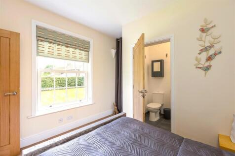 29 - Bedroom 5 (ensuite).jpg