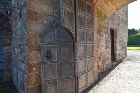Appleby Castle Gates.jpg
