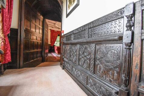Baron&#39;s Wing Rear Hall b.jpg
