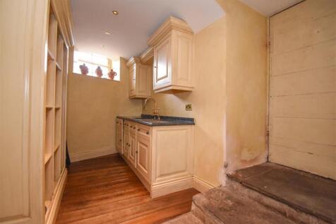 Utility Room with Garderobe