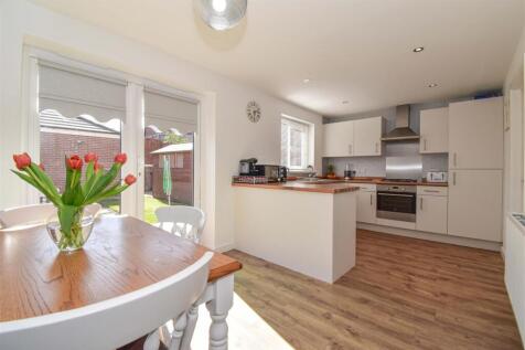 31 Primrose Drive Dining Kitchen c.jpg