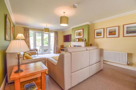 2 Goldington Drive Living Room b.jpg