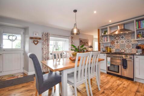 2 Swalebrook Barn Dining Kitchen b.jpg