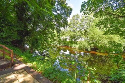Landscaped Riverbank &#43; Riverside Patio