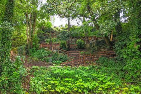 Landscaped Riverbank &#43; Riverside Patio