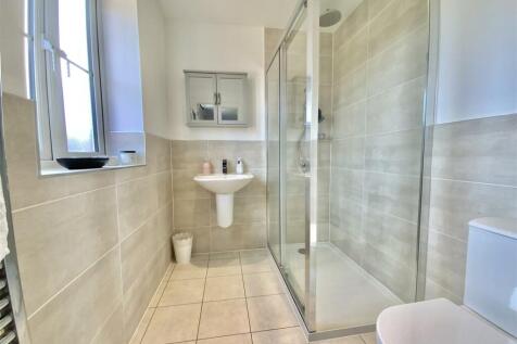 Bedroom 1 - En-suite