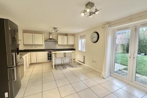 Kitchen/ Dining Room