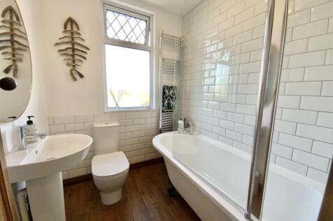 Family Bathroom (First Floor)
